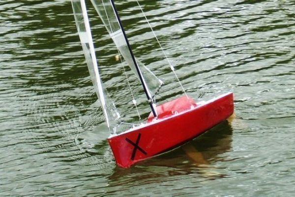 Kostenlose Modellbootplne: das MiniX, ein einfach zu bauendes funkgesteuertes Segelboot