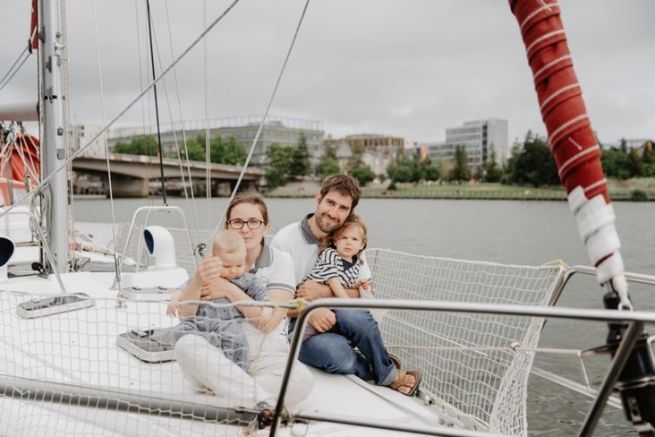 Eine Familie auf einem Segelboot: vom Traum vom offenen Meer zur Realitt des Alltags auf dem Wasser