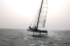 Flug whrend des Tests des Befoil 16 Sport-Katamarans