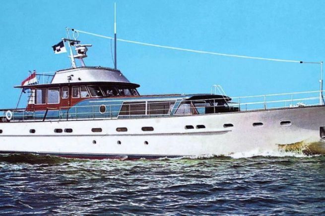 Yacht, Sportboot mit UKW-Antenne und mit MF-HF-Antenne