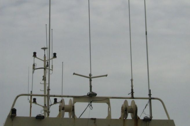 Antennen auf dem Dach eines Bootes