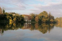 Der Fluss lot aval, ein friedlicher Wasserlauf im Sdwesten Frankreichs