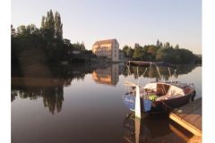 Die Mayenne, ein friedlicher Fluss, der an Freizeitkapitne gedacht ist
