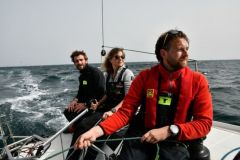Von links nach rechts, die 3 Segler von Frrots Sailing: Julien Letissier, Thas Le Cam und Valentin Nol
