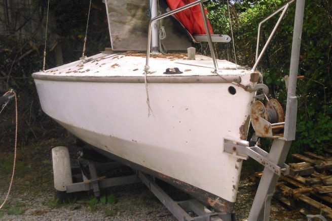 Renovierung einer Figaro 5 - Erster Kontakt und Entdeckung des verlassenen Bootes!