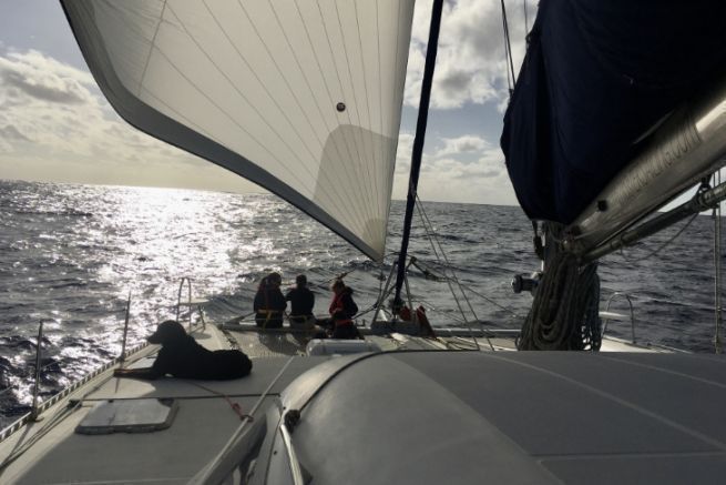 Weit segeln ohne Erfahrung: Praktische Tipps, um es zu genieen, ohne Angst zu haben