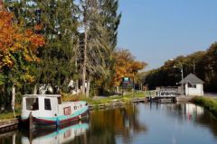 Ein goldener Kanal in Herbstfarben