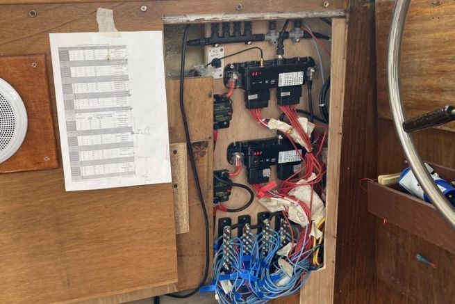 Elektrischer Refit: Ersetzen der Bordstromversorgung durch ein Digital Switching System EmpirBus