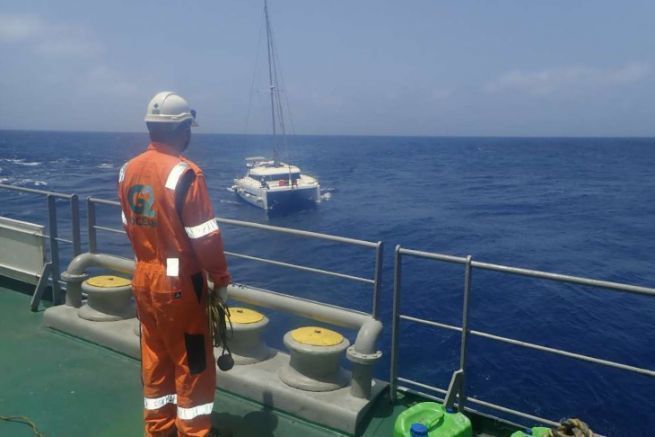 Umladung auf See, Bericht ber eine Anlandung zwischen Katamaranen und Frachtschiffen