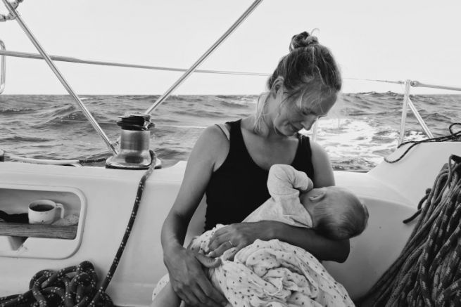 Schwangerschaft an Bord eines Segelbootes: Die Aufnahme des Babys in das Boot