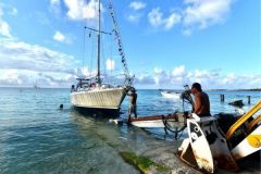 Vorbereitung einer Segelyacht fr eine Reise auf dem Grund eines polynesischen Atolls