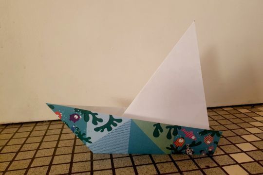 Papierschiff: eine einfache und effektive Katbootversion