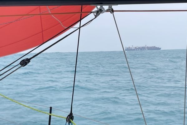 Mit dem Segelboot die Ouessant-Schiene berqueren: Regeln, die man kennen sollte, und Fallen, die man vermeiden kann