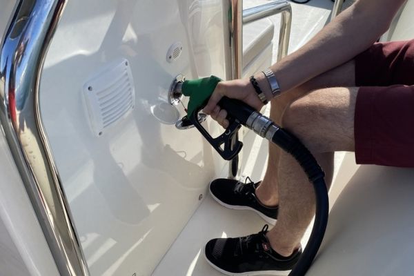 Wie füllt man den Kraftstofftank eines Motorboots richtig auf?