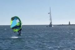 Wingfoil: Der beste Windsport, den man auf sein Segelboot mitnehmen kann?