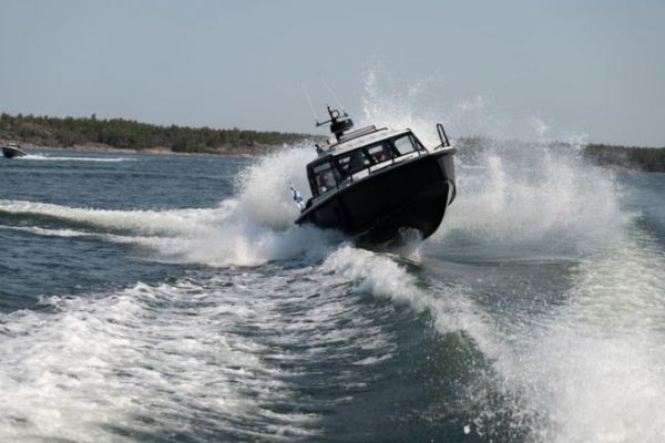 XO DFNDR 8, Testfahrt mit einem spaigen und sicheren Meeresflitzer