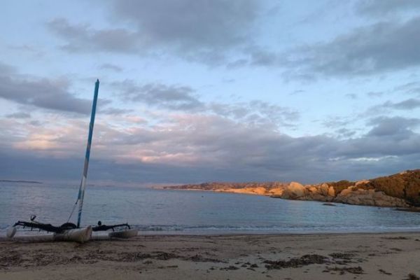 Violette an Bord von Passepartout: Sardinien auf einem Strandtrimaran entdecken