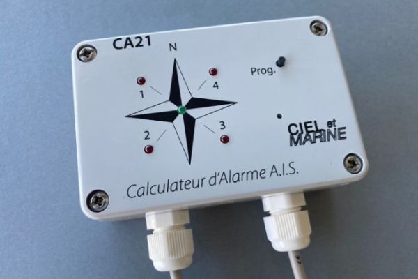 CA21: ein Rechner und ein AIS-Alarm