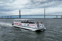 Das Charleston Water Taxi nutzt seine Auenbordmotoren ausgiebig
