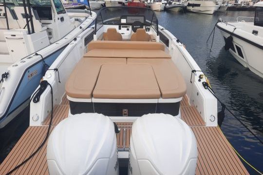 Sterk 31 RC: Ein Decksplan, der fr kleine Kreuzfahrten geeignet ist, fr ein Boot, das sportlich bleibt