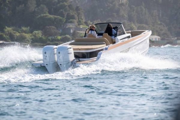 Sterk 31 RC: Ein Supersportboot, das Geschwindigkeit, Stil und Segelkomfort vereint