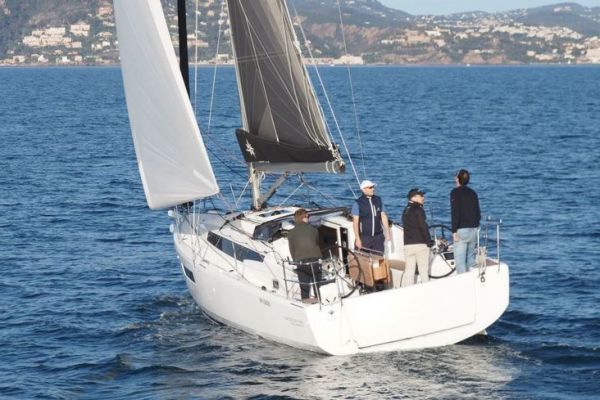 Jeanneau Sun Odyssey 350: ein ultra-zirkulierender Decksplan und eine gemtliche Einrichtung