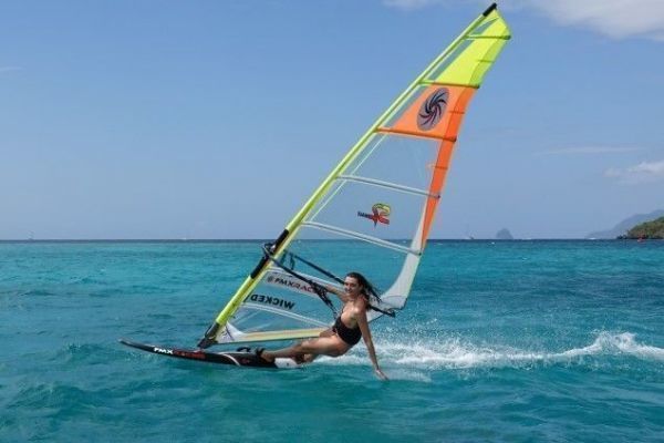 Die 16-jhrige Tess Sermet bahnt sich ihren Weg in die internationale Windsurfszene