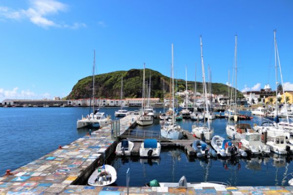 Horta der farbenfrohe Yachthafen, legendärer Anlaufpunkt am Atlantik