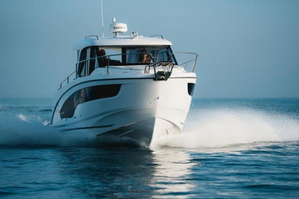 Test der Antares 9 bei rauer See: Kurs und Komfort im Mistral-Test