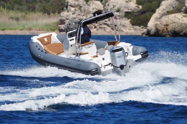 Testfahrt: Ein belebendes RIB vor Bonifacio
