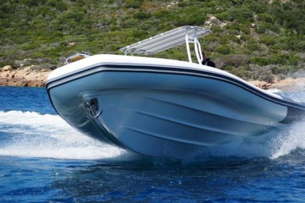 Auf dem Meer vor der Libecciu 1000: ein sportliches, sicheres und ausgewogenes RIB zugleich