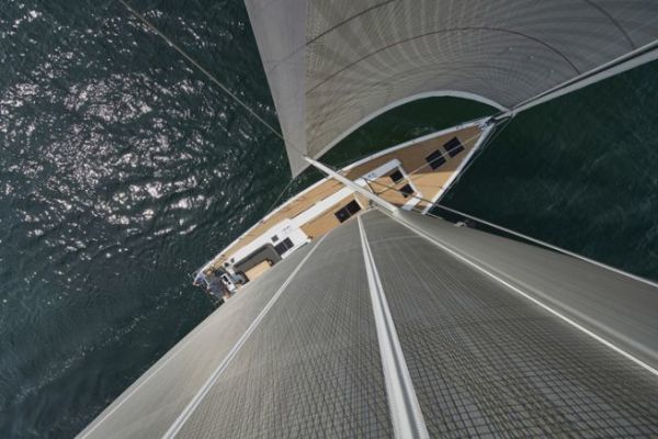 Rigg-Kontrolle und Mastberholung: Bereiten Sie Ihr Segelboot auf eine sichere Fahrt vor