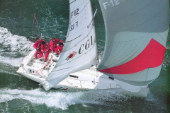Eine Figaro 1 mit Spinnaker bei Windgeschwindigkeiten um die 90'