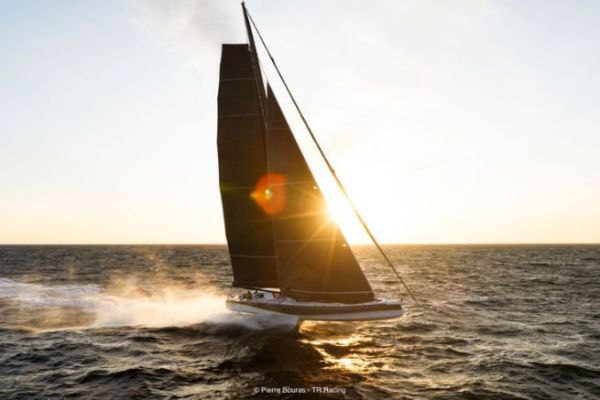 Thomas Ruyant und seine neue IMOCA geben bei Sonnenuntergang Vollgas