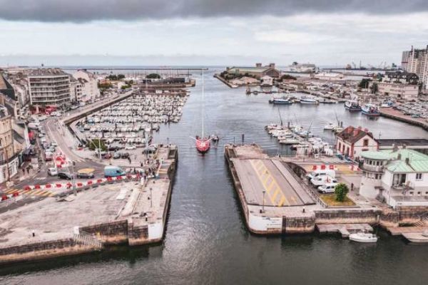 Einfahrt eines IMOCA in Cherbourg