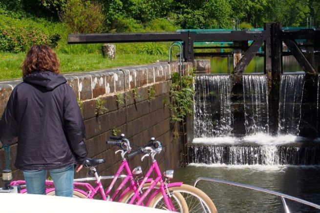 Schleusen mit Schleusenkammern ermglichten eine Schifffahrt zu jeder Jahreszeit (Canal d'Ille et Rance)