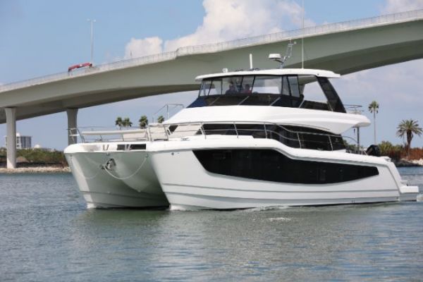 Lange Bullaugen geben einen Einblick in den Innenraum