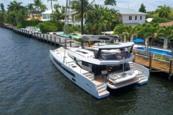 Der McConaghy MC 60 ist der einzige Katamaran, der eine Flybridge dieser Art bietet.