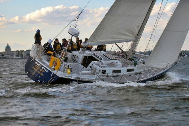 Kreuzfahrtsegelboot mit seiner Besatzung auf R�ckruf