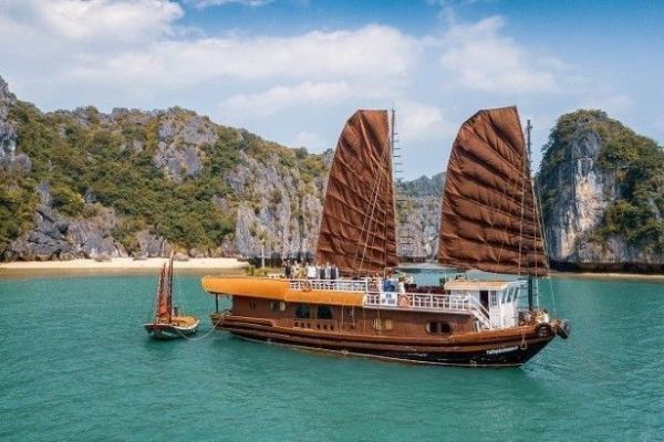 Die Dschunke Parfum d'Automne in der Halong-Bucht