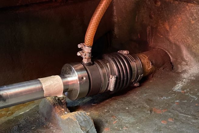 Die PSS-Kabelverschraubung an ihrem Platz, man beachte den Schlauch für die Luftzufuhr darüber