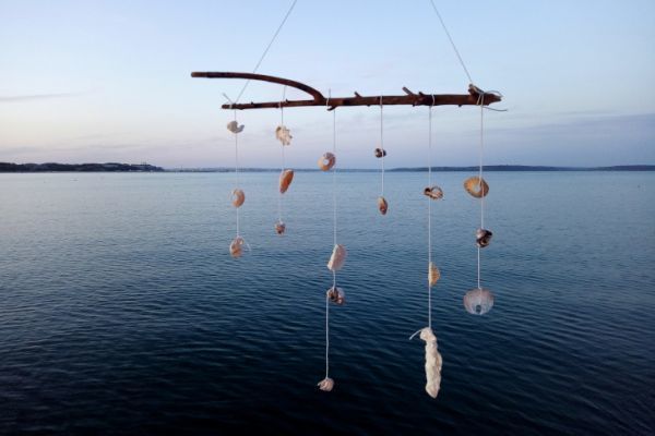 Ein Mobile aus Treibholz und Muscheln