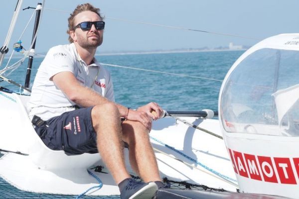 Luke Berry am Steuer seines Trimarans