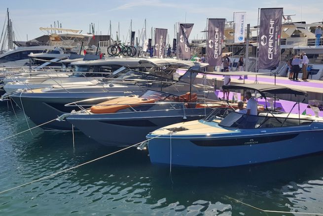 Der Cranchi E30 New Endurance in grau und orange