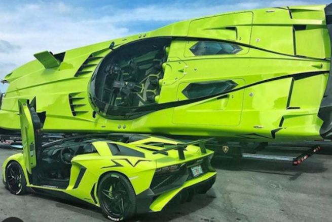 Der Lamborghini Aventador SV Roadster und die dazugehrige Superyacht