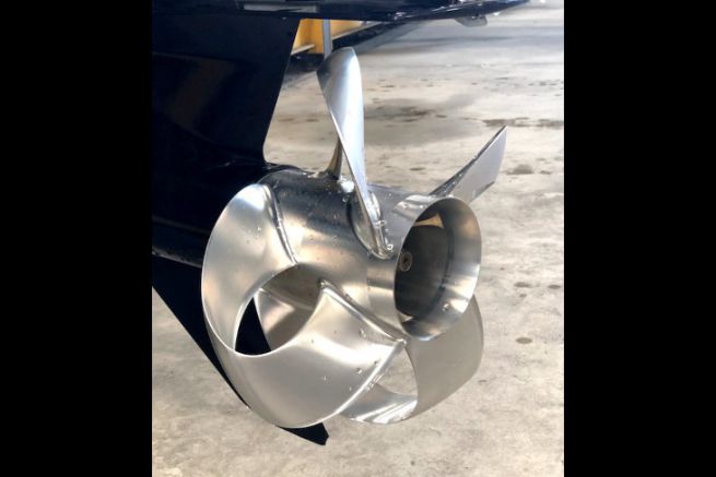 Ein Sharrow-Propeller auf einer Auenbordmotorbasis