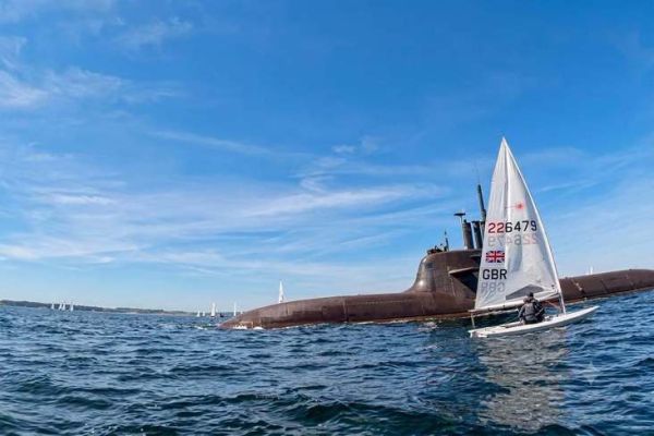 Das U-Boot hat die Startzone der ILCA durchquert