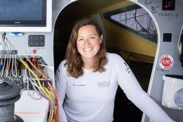 Sasha im Cockpit seiner Class 40 Alderan