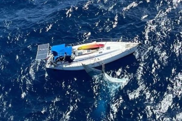 Die ?Namasté?, eine Bavaria 42, ist vor der Küste von Montserrat entmastet