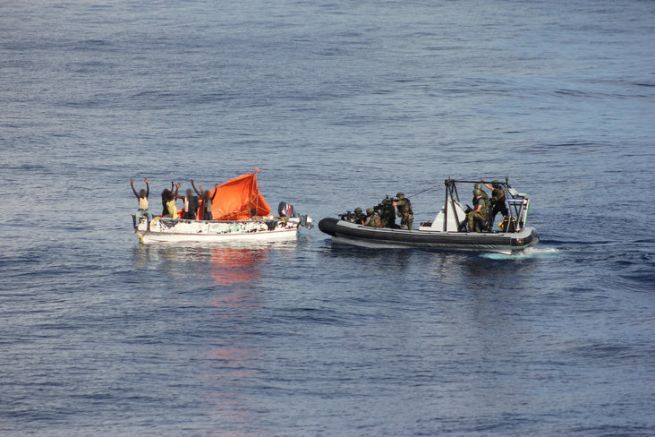 Abfangen eines Schiffes mit Piraten an Bord durch die belgische Marine